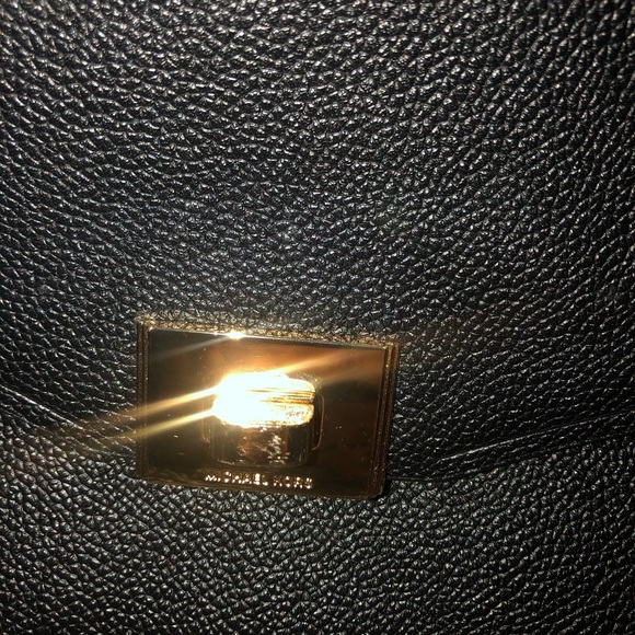 Sold-💯 Authentic Michael Kors crossbody handbag - Picture 2 of 6